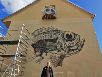 Na steni v atriju Gosposke ulice 9 celjski slikar Tomaž Milač ustvarja že svoj drugi mural na območju starega mestnega jedra. 