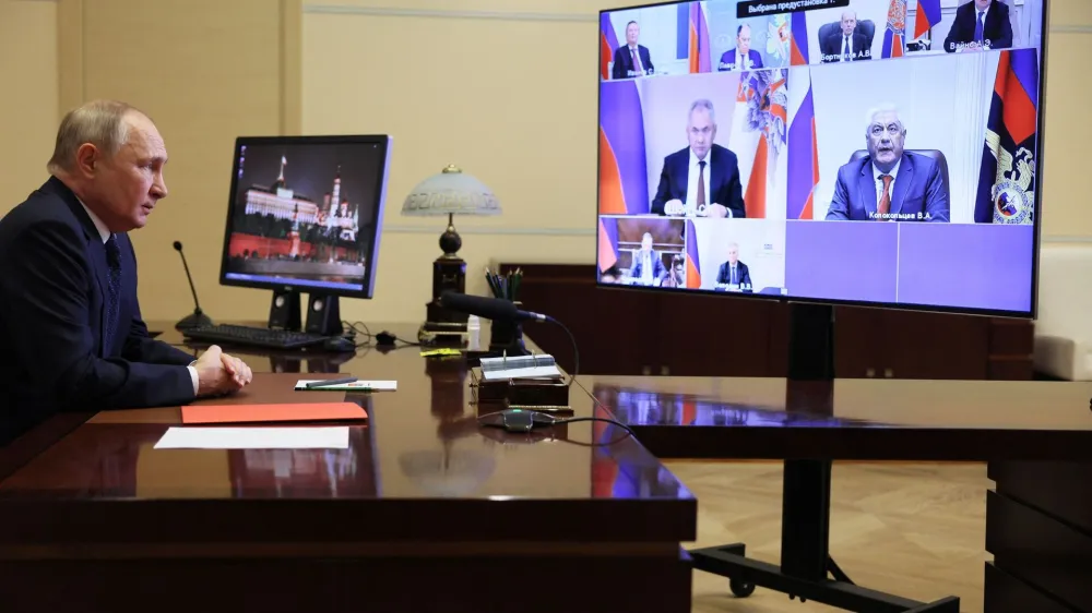 Russian President Vladimir Putin chairs a meeting with members of the Security Council via video link at the Novo-Ogaryovo state residence outside Moscow, Russia November 16, 2023. Sputnik/Gavriil Grigorov/Kremlin via REUTERS ATTENTION EDITORS - THIS IMAGE WAS PROVIDED BY A THIRD PARTY.