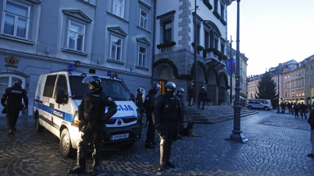 Policija<br><br><br>- Ljubljana 2012 - protest proti ljubljanskemu županu Zoranu Jankoviću - Gotof si - shod pred mestno hišo -.//FOTO: Luka Cjuha