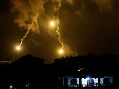 Flares, fired from the Israeli side, burn in the sky as seen from Ramyah near the Lebanese-Israeli border, in southern Lebanon, October 11, 2023. REUTERS/Thaier Al-Sudani   TPX IMAGES OF THE DAY