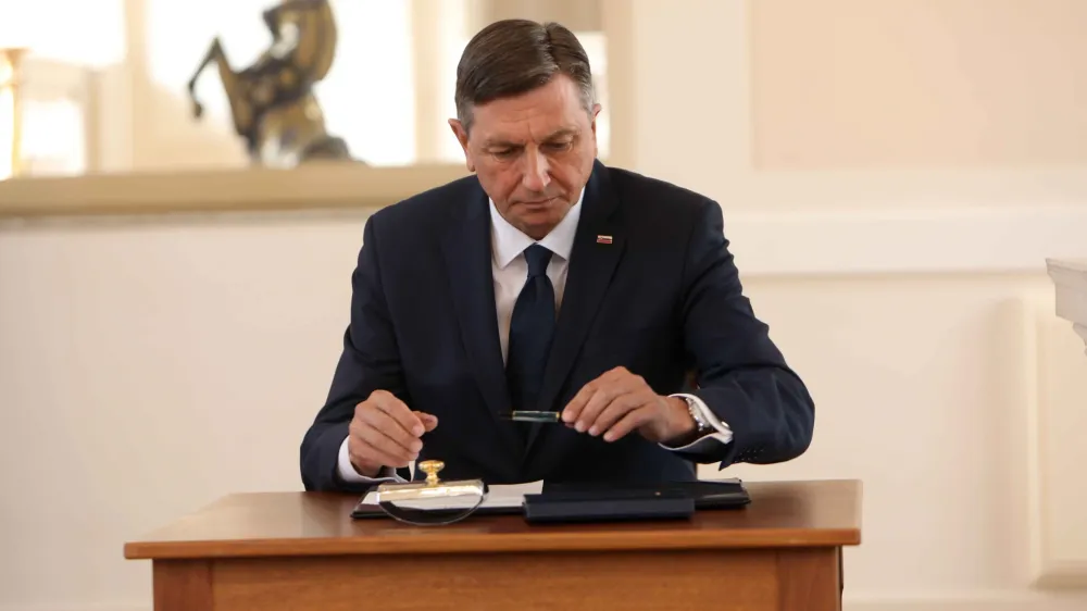 - 09.02.2022 - predsednik republike Borut Pahor je podpisal odlok o razpisu rednih dravnozborskih volitev za 24. aprila - Parlamentarne volitve 2022//FOTO: Toma Skale