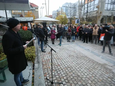 Maribor - protest novinarjev in zaposlenih na Večeru, s katerim bodo izrazili nasprotovanje selitvi medijske hiše v prostore mariborskega župana Saše Arsenoviča; Večer - novinarji - Matija Stepišnik - - Avtor: Sašo Bizjak