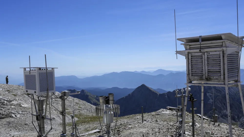 Pred osmimi leti obnovljeni meteorološki postaji na Kredarici se bodo pridružili še obnovljeni prostori, v katerih bivajo in delujejo meteorologi in vojaki. 