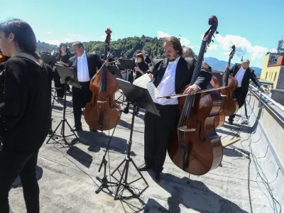 ﻿- 28.05.2021 – Simfonični orkester RTV Slovenija pod vodstvom dirigenta Rossena Milanova snemali filharmonični koncert na strehi Radia Slovenija - //FOTO. Luka Cjuha.