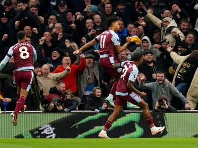 26 November 2023, United Kingdom, London: Aston Villa's Ollie Watkins (C) celebrates scoring his side's second goal with teammates during the English Premier League soccer match between Tottenham Hotspur and Aston Villa at Tottenham Hotspur Stadium. Photo: John Walton/PA Wire/dpa