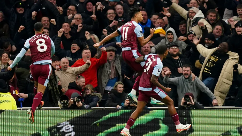 26 November 2023, United Kingdom, London: Aston Villa's Ollie Watkins (C) celebrates scoring his side's second goal with teammates during the English Premier League soccer match between Tottenham Hotspur and Aston Villa at Tottenham Hotspur Stadium. Photo: John Walton/PA Wire/dpa