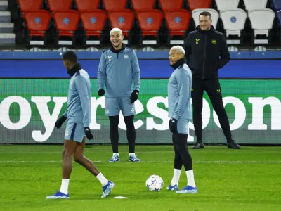 Soccer Football - Champions League - Newcastle United Training and Press Conference - Parc des Princes, Paris, France - November 27, 2023 Newcastle United's Bruno Guimaraes with teammates during training REUTERS/Sarah Meyssonnier