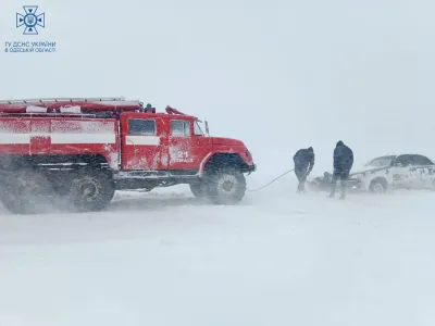 Emergency workers release a car which is stuck in snow during a heavy snow storm in Odesa region, Ukraine November in this handout picture released November 27, 2023. Press service of the State Emergency Service of Ukraine in Odesa region/Handout via REUTERS ATTENTION EDITORS - THIS IMAGE HAS BEEN SUPPLIED BY A THIRD PARTY.