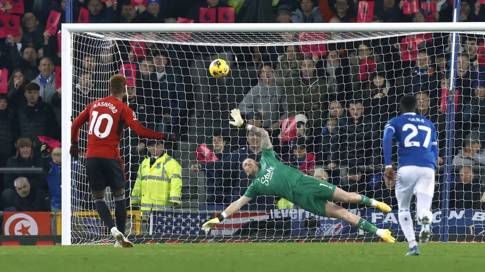 Soccer Football - Premier League - Everton v Manchester United - Goodison Park, Liverpool, Britain - November 26, 2023 Manchester United's Marcus Rashford scores their first goal from the penalty spot past Everton's Jordan Pickford Action Images via REUTERS/Jason Cairnduff NO USE WITH UNAUTHORIZED AUDIO, VIDEO, DATA, FIXTURE LISTS, CLUB/LEAGUE LOGOS OR 'LIVE' SERVICES. ONLINE IN-MATCH USE LIMITED TO 45 IMAGES, NO VIDEO EMULATION. NO USE IN BETTING, GAMES OR SINGLE CLUB/LEAGUE/PLAYER PUBLICATIONS.