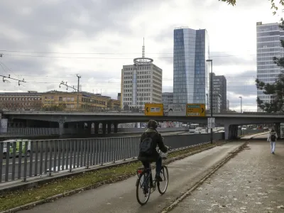 V času gradnje nadomestnega železniškega nadvoza nad Dunajsko cesto bodo tudi pešci in kolesarji morali ubirati obvozne poti. 