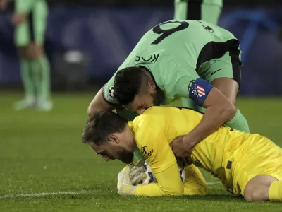 Atletico Madrid's Koke, right, hugs Atletico Madrid's goalkeeper Jan Oblak during the Champions League, Group E soccer match between Feyenoord and Atletico Madrid at the Feyenoord stadium, in Rotterdam, Netherlands, Tuesday, Nov. 28, 2023. (AP Photo/Patrick Post)