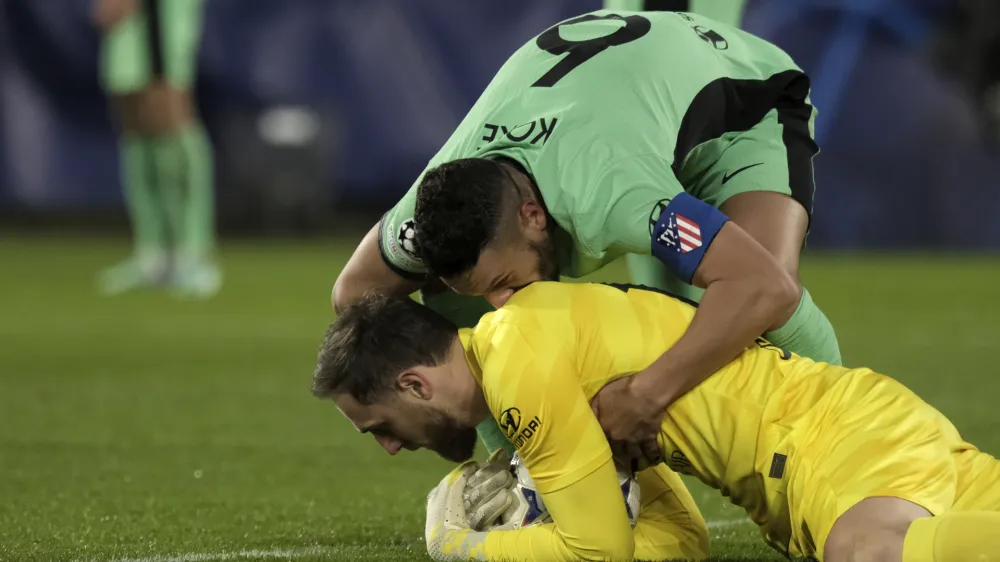 Atletico Madrid's Koke, right, hugs Atletico Madrid's goalkeeper Jan Oblak during the Champions League, Group E soccer match between Feyenoord and Atletico Madrid at the Feyenoord stadium, in Rotterdam, Netherlands, Tuesday, Nov. 28, 2023. (AP Photo/Patrick Post)