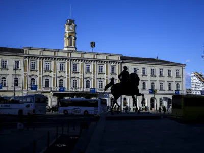 ﻿- 03.03.2015 - Avtobusna postaja Ljubljana - spomenik generala Rudolfa Maistra v parku na Trgu OF - Trg Osvobodilne fronte, <br><br><br><br><br><br><br><br><br>//FOTO: Jaka Gasar