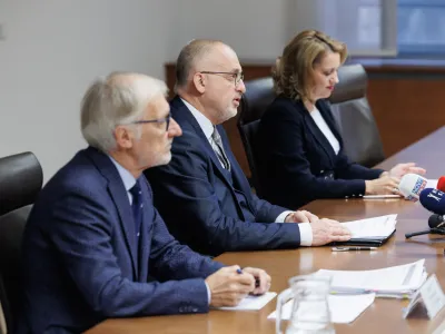 Predsednik sodnega sveta Vladimir Horvat (v sredini) je pojasnil, da ustava in zakonodaja sodniške stavke ne prepovedujeta, sodni svet pa še ni odločal, ali je stavka sodnikov tudi primerna. Mnenja članov glede tega vprašanja so različna. 