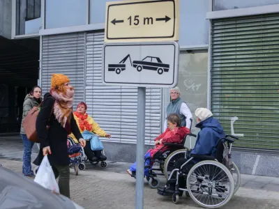 ﻿Marjana Lavrin, Ana, Urška in Mija in Majda med čakanjem prevoza s kombiji nazaj domov.Marjana Lavrin, parapleginja iz Zagorja ob Savi - vodja Aktiva žena Društva paraplegikov ljubljanske pokrajine    - obisk članov Društva Paraplegikov ljubljanske pokrajine - aktivnosti in omejitve paraplegikov pri vsakdanjih dejavnostih - paraplegiki - invalidi -  //FOTO: Bojan VelikonjaOPOMBA: ZA OBJAVO V PRILOGI – DNEVNIKOV OBJEKTIV - REPORTAŽA 2015