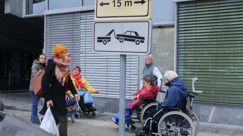 ﻿Marjana Lavrin, Ana, Urška in Mija in Majda med čakanjem prevoza s kombiji nazaj domov.Marjana Lavrin, parapleginja iz Zagorja ob Savi - vodja Aktiva žena Društva paraplegikov ljubljanske pokrajine    - obisk članov Društva Paraplegikov ljubljanske pokrajine - aktivnosti in omejitve paraplegikov pri vsakdanjih dejavnostih - paraplegiki - invalidi -  //FOTO: Bojan VelikonjaOPOMBA: ZA OBJAVO V PRILOGI – DNEVNIKOV OBJEKTIV - REPORTAŽA 2015