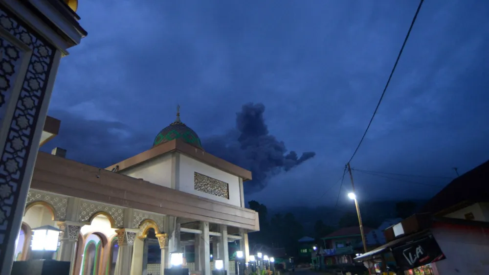 Mount Marapi volcano spews volcanic ash as seen from Nagari Batu Palano in Agam, West Sumatra province, Indonesia, December 3, 2023, in this photo taken by Antara Foto. Antara Foto/Iggoy el Fitra/ via REUTERS. ATTENTION EDITORS - THIS IMAGE HAS BEEN SUPPLIED BY A THIRD PARTY. MANDATORY CREDIT. INDONESIA OUT. NO COMMERCIAL OR EDITORIAL SALES IN INDONESIA.