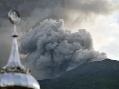 Mount Marapi volcano spews volcanic ash as seen from Nagari Batu Palano in Agam, West Sumatra province, Indonesia, December 4, 2023, in this photo taken by Antara Foto. Antara Foto/Iggoy el Fitra/via REUTERS ATTENTION EDITORS - THIS IMAGE HAS BEEN SUPPLIED BY A THIRD PARTY. MANDATORY CREDIT. INDONESIA OUT. NO COMMERCIAL OR EDITORIAL SALES IN INDONESIA.