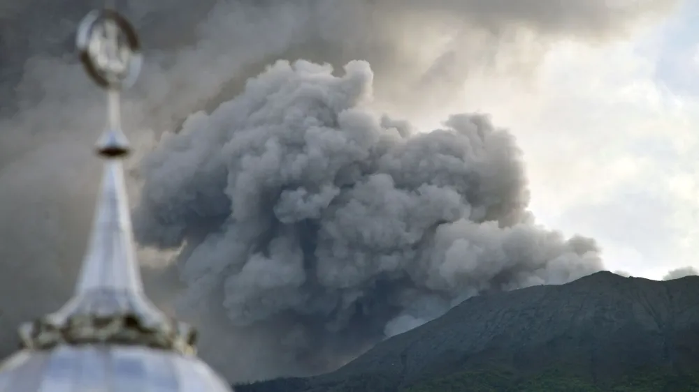 Mount Marapi volcano spews volcanic ash as seen from Nagari Batu Palano in Agam, West Sumatra province, Indonesia, December 4, 2023, in this photo taken by Antara Foto. Antara Foto/Iggoy el Fitra/via REUTERS ATTENTION EDITORS - THIS IMAGE HAS BEEN SUPPLIED BY A THIRD PARTY. MANDATORY CREDIT. INDONESIA OUT. NO COMMERCIAL OR EDITORIAL SALES IN INDONESIA.