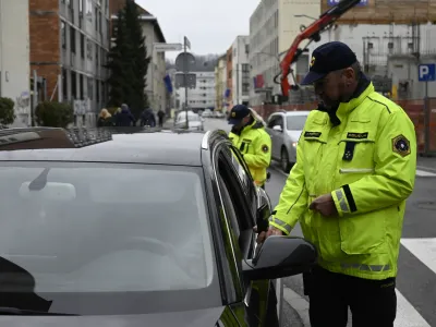 - preizkus alkoholiziranosti - alkotest, alkohol v prometu, policija - 06.12.2022 - policisti Postaje prometne policije Ljubljana vršili postopke preizkusov alkoholiziranosti voznikov v prometu na Kotnikovi ulici pred poslopjem Agencije za varnost prometa - //FOTO: Nik Erik Neubauer