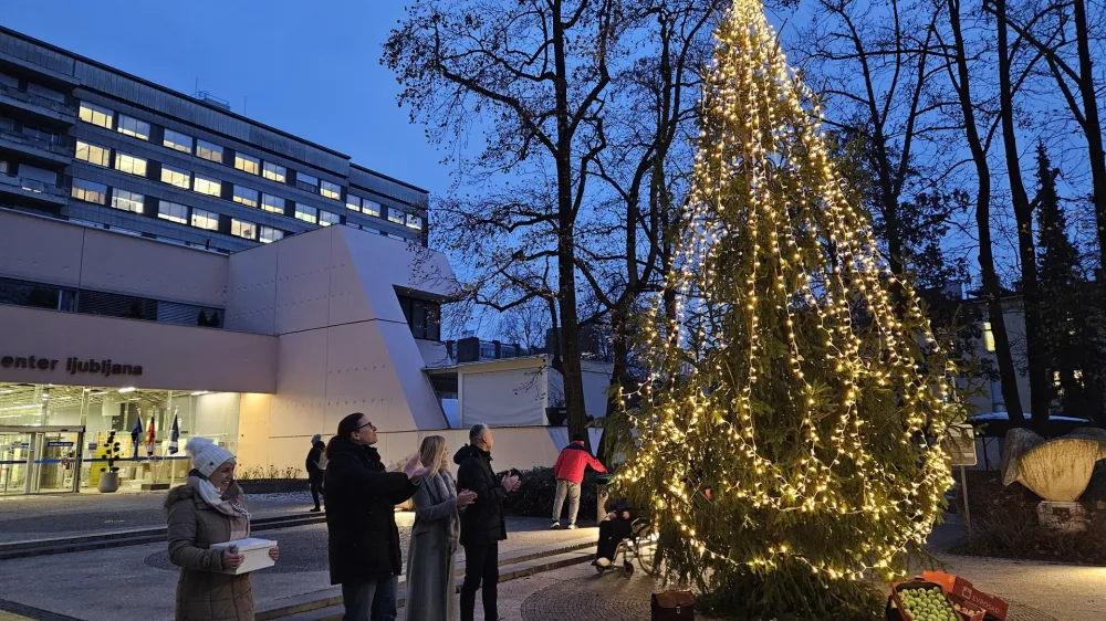 Ljubljana, UKC Ljubljana.<br>Prizig praznicnih luci pred UKC Ljubljana.