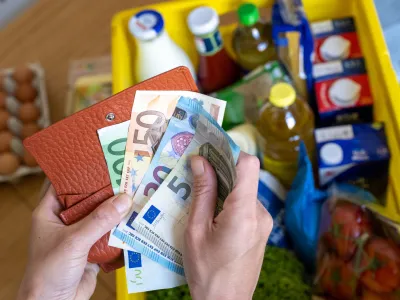 FILED - 02 June 2022, Saxony, Leipzig: A woman counts euro banknotes while a box of groceries placed on a kitchen table. The annual inflation rate in Germany has risen to 6.4% in June, following a decline to 6.1% in May, the Federal Statistical Office announced on Thursday on the basis of provisional figures. Photo: Hendrik Schmidt/Deutsche Presse-Agentur GmbH/dpa