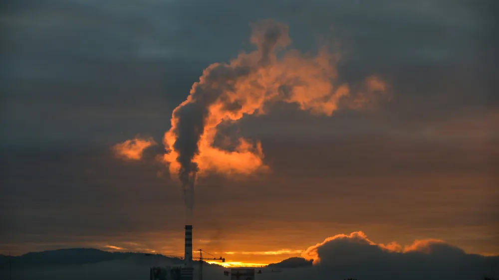 ﻿- 15.10.2021 – Termoelektrarna Toplarna Ljubljana (TE-TOL) podražitev energentov, elektrika, ogrevanje, dimnik dim, emisije, fosilna goriva//FOTO: Luka Cjuha.