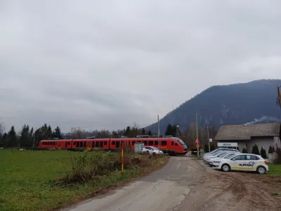 Neuradno parkirišče ob medenskem železniškem postajališču, kjer je na območju z nasutim peskom prostora za pet, šest parkiranih vozil.