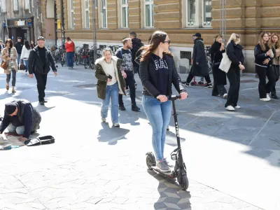 Eno od priporočil na podlagi avstrijske študije je, da bi električne skiroje na območjih za pešce prepovedali.