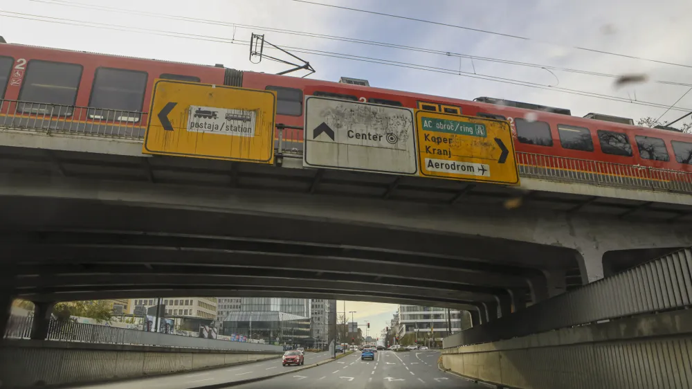 - 28.11.2023 - gradnja - nadomestni železniški nadvoz čez Dunajsko cesto v Ljubljani v okviru nadgradnje železniške postaje Ljubljana - Dunajska cesta //FOTO: Luka Cjuha