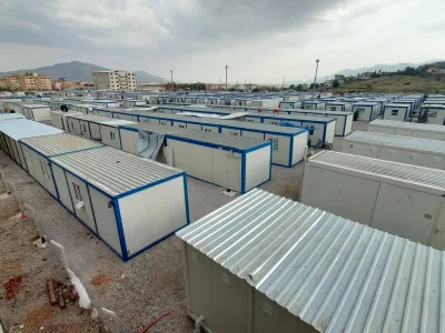 Kontejnersko naselje v Islaje je eno izmed številnih, ki so jih oblasti postavile po potresu. Ljudje so zadovoljnji, da lahko živijo v bivalnih zabojnikih ne pa v šotorih. Imajo skupne sanitarije, otrokom pa so zgradili veliko igrišče.