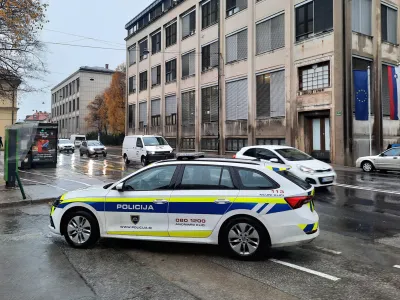 - 13.12.2023 - Fakulteta za farmacijo UL, Aškerčeva cesta 7 – intervencija ob nenavadnem vonju v centru Ljubljane - uhajanje plina – //FOTO: Luka Cjuha