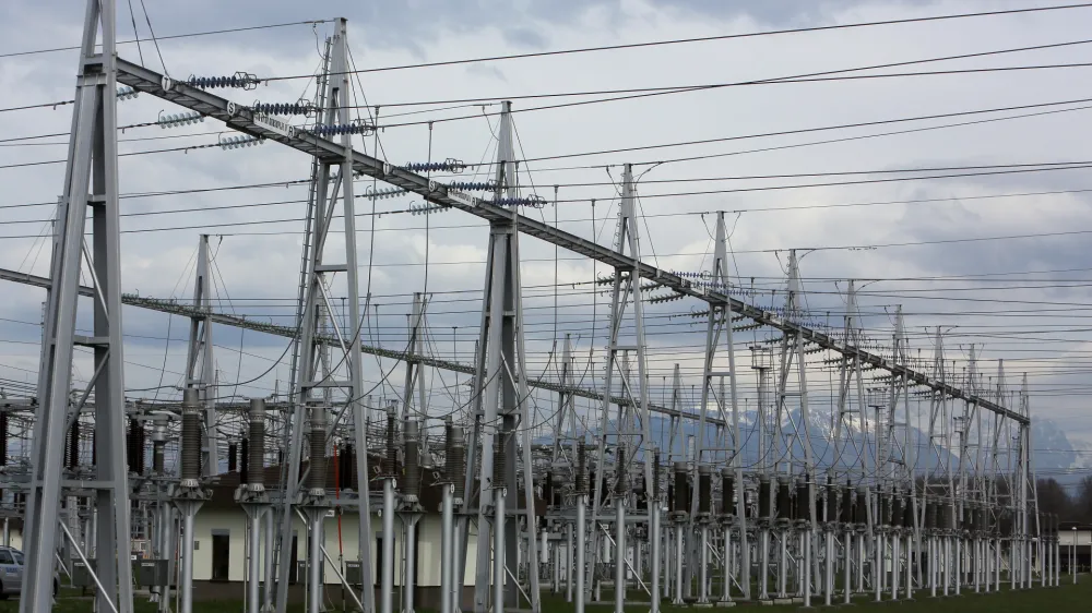 ﻿- 08.04.2015 - Električni daljnovod 2x400 kV Beričevo-Krško, elektrika - električni vod - elektroenergetsko omrežje - električna energija - //FOTO: Jaka Gasar