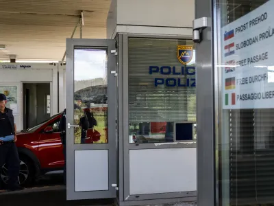 - mejni prehod Sečovlje - slovensko-hrvaška meja- policija izvaja selektivni nadzor za vse, ki vstapojo iz Hrvaške. - 2110.2023 – ponovni začasni nadzor na mejnih prehodih - uvedba deset dnevnega nadzora na mejah s Hrvaško in Madžarsko - 12 kontrolnih točk na hrvaški in dve na madžarski meji - //FOTO: Bojan Velikonja