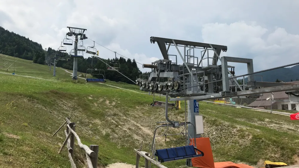 ﻿Kranjska Gora, sedežnica Vitranc 1, poletje, smučišče