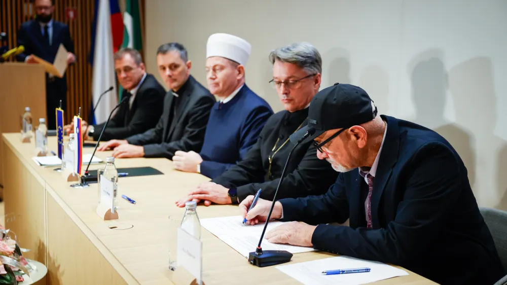 Ljubljana, Muslimanski kulturni center.<br>Novinarska konferenca, na kateri so mufti Islamske skupnosti v Sloveniji Nevzet Poric, novomeski skof in predsednik Slovenske skofovske konference Andrej Saje, skof Evangelicanske Cerkve augsburske veroizpovedi v RS Leon Novak ter superintendent Binkostne cerkve Daniel Grabar predstavili medversko izjavo proti uvajanju samomora s pomocjo v slovensko zakonodajo.<br>Novomeski skof in predsednik Slovenske skofovske konference Andrej Saje.