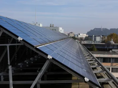 ﻿- solarni moduli - obnovljivi viri energije, energija sonca- 09.10.2020 – Fakulteta za elektrotehniko Univerze v Ljubljani - sončne celice za samooskrbo z električno energijo - sončna elektrarna - samooskrba - samostojni solarni sistem proizvaja elektriko<br><br><br> //FOTO: Bojan Velikonja