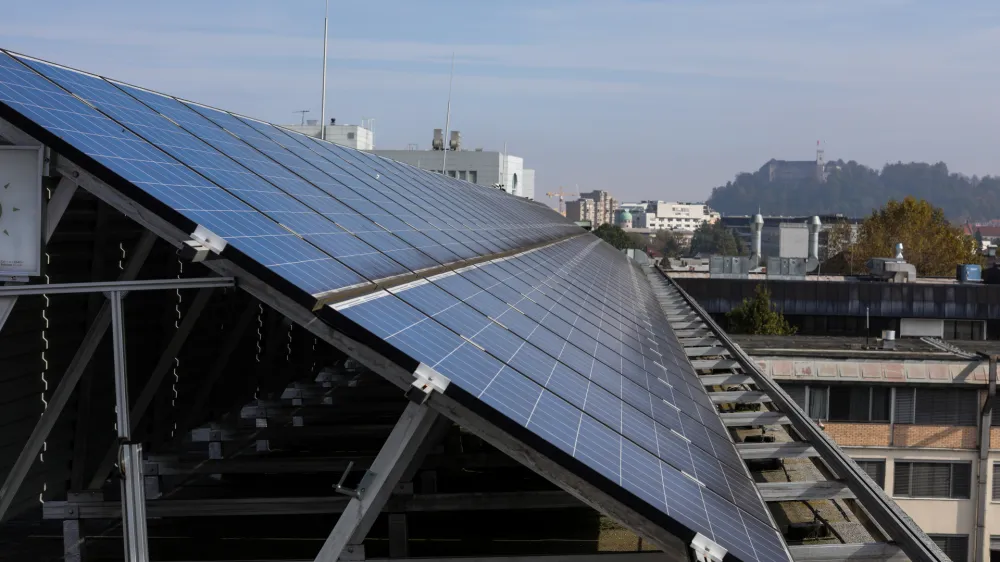 ﻿- solarni moduli - obnovljivi viri energije, energija sonca- 09.10.2020 – Fakulteta za elektrotehniko Univerze v Ljubljani - sončne celice za samooskrbo z električno energijo - sončna elektrarna - samooskrba - samostojni solarni sistem proizvaja elektriko<br><br><br> //FOTO: Bojan Velikonja