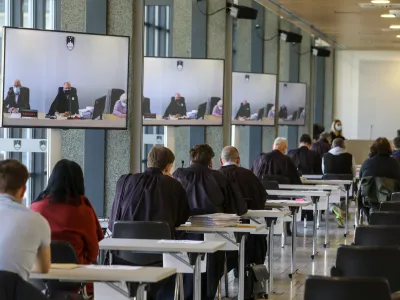 Ljubljansko okrožno sodišče ima že nekaj časa dodatno veliko razpravno dvorano na Gospodarskem razstavišču, pravosodno ministrstvo pa išče še dve novi.
 