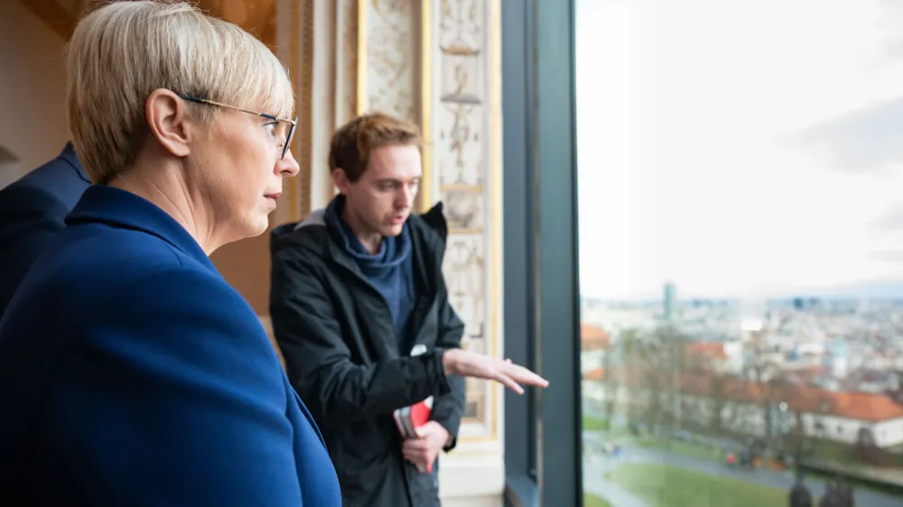 Slovaska, Bratislava.<br>Uradni obisk predsednice republike Natase Pirc Musar na Slovaskem.<br>Srecanje predsednice republike Natase Pirc Musar s predsednikom Narodnega sveta Slovaske Petrom Pellegrinijem.