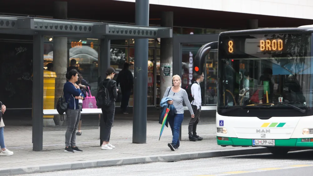 mestni avtobus LPP - 06.06.2023 – avtobusno postajališče LPP Bavarski dvor -  //FOTO: Bojan Velikonja