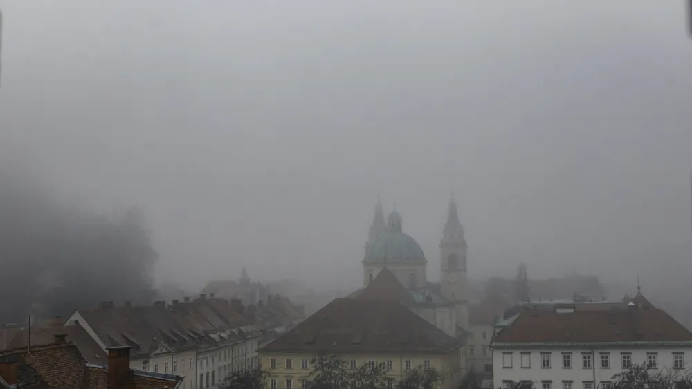 Megla - 21.12.2023 – Onesnažen zrak v Ljubljani - povišane vrednosti delcev v zraku - posledica povečanih izpustov in izrazitega temperaturnega obrata, ki zadržuje onesnažen zrak v nižinah, //FOTO: Luka Cjuha