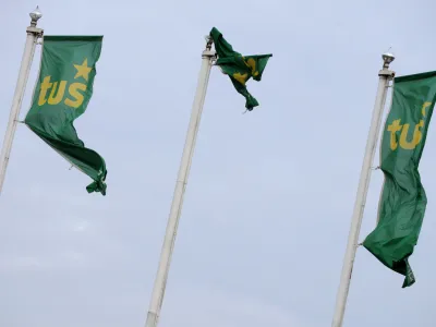 ﻿Grosuplje. Zastave, veter, TUS trgovina, logotip. Foto: Tamino Petelinsek/STA