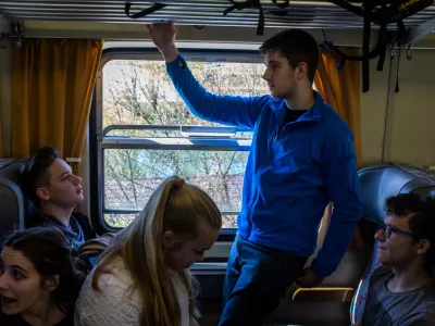 Medtem ko ima povprečni vlak v Sloveniji v vsakem trenutku dve tretjini prostih sedežev, to ne velja za konice: takrat so vlaki prenatrpani. Polnijo jih predvsem dijaki in šolarji. 