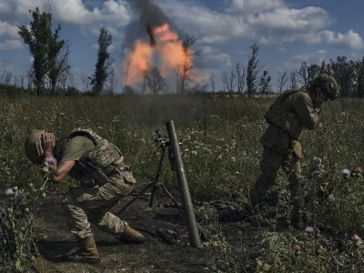 Ukrainian soldiers fire a mortar towards Russian positions at the front line, near Bakhmut, Donetsk region, Ukraine, Saturday, Aug. 12 2023. (AP photo/Libkos)