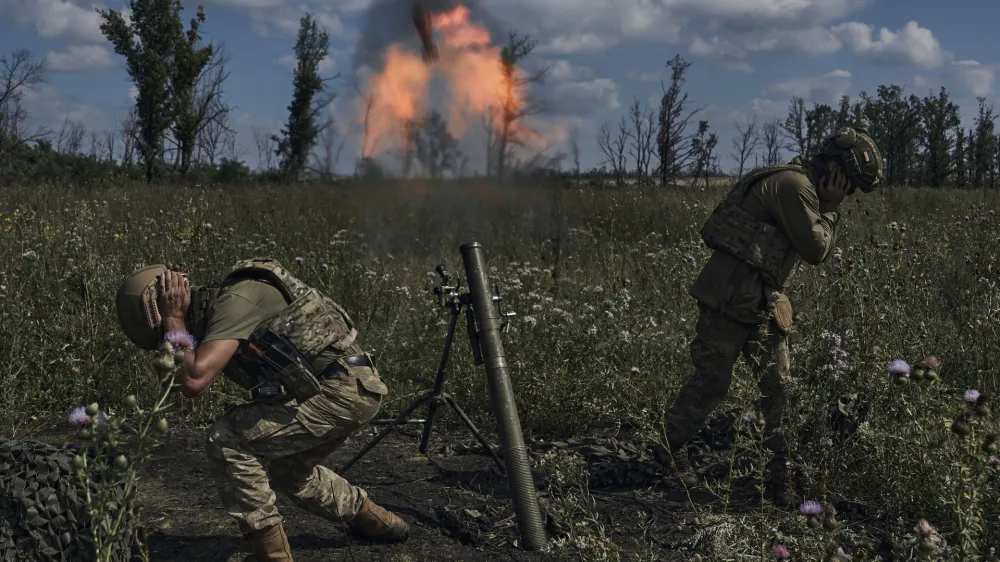 Ukrainian soldiers fire a mortar towards Russian positions at the front line, near Bakhmut, Donetsk region, Ukraine, Saturday, Aug. 12 2023. (AP photo/Libkos)