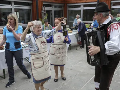 - 19.05.2023 - Dom starejših občanov DSO Fužine - dogodek Kulinarična Slovenija – stanovalci kuhali tradicionalne jedi svojega rojstnega kraja //FOTO: Jaka Gasar