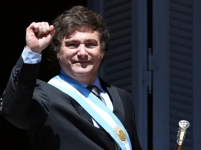 Argentina's President Javier Milei gestures to supporters from the Casa Rosada balcony, after his swearing-in ceremony, in Buenos Aires, Argentina December 10, 2023. REUTERS/Agustin Marcarian   TPX IMAGES OF THE DAY