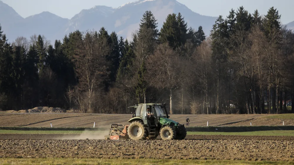 - 23.03.2022 – Suša v Sloveniji - kmetijske površine, kmetovanje, suha zemlja, njiva /FOTO: Jaka Gasar