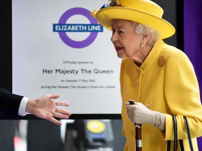 Britain's Queen Elizabeth looks on during an event to mark the completion of the Elizabeth Line at Paddington Station in London, Britain, May 17, 2022. RUTERS/Toby Melville